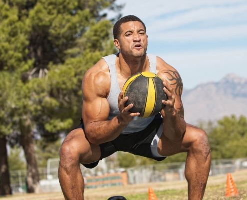 a medicine ball ورزش قدرتی در خانه